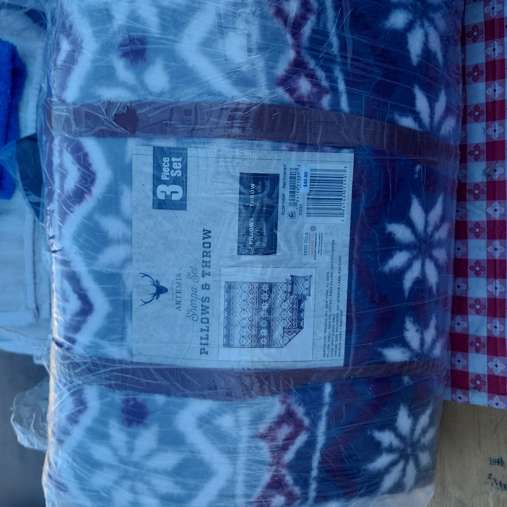 ARTEMIS Sherpa Set Cranberry Pillows & Throw